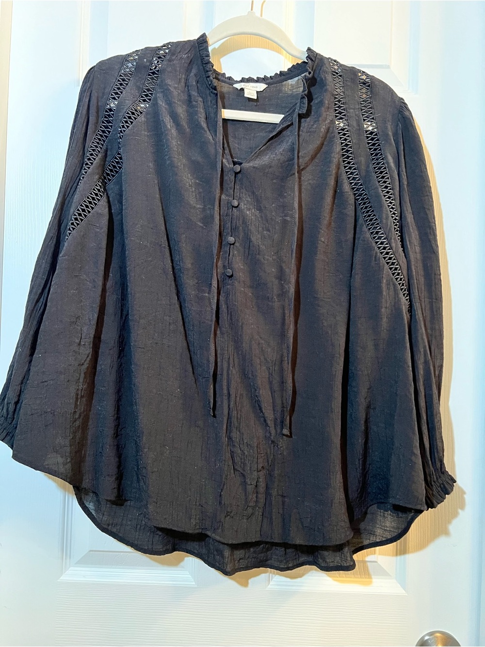 🦋 Women’s black Button-Front Boho Blouse with Lace Inset size large